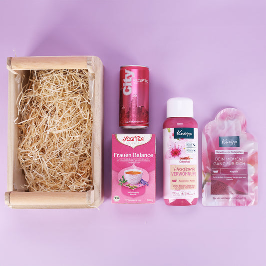 Inhalt des Weihnachts-Geschenksets mit Holzkorb und Holzwolle, City Rosato, YOGI TEA, Kneipp Cremebad und Badeperlen