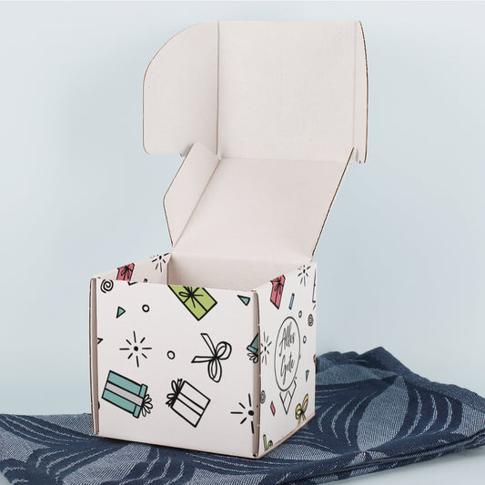 Offene quadratische Geschenkbox „Alles Gute“ mit Innenansicht, stabiler Pappkarton mit farbenfrohem Design.
