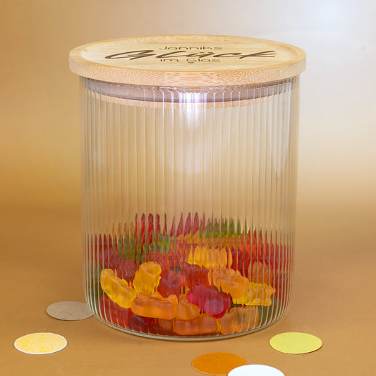 Glasdose Glück im Glas mit Name, Herz Motiv und Bambusdeckel als persönliches Geschenk