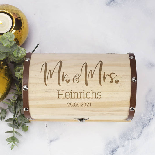 Große Schatztruhe zur Hochzeit mit Mr&Mrs Motiv und den Daten des Brautpaares