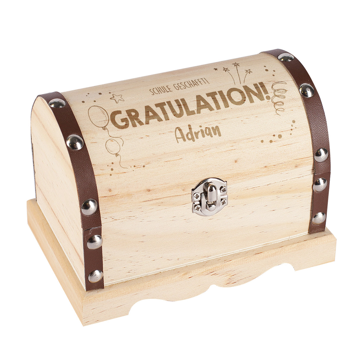 Detailansicht große Holztruhe mit Gravur „Gratulation! Adrian“ auf weißem Hintergrund