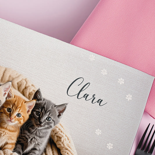 Detailansicht vom Platzdeckchen mit Katzenmotiv und Name Clara