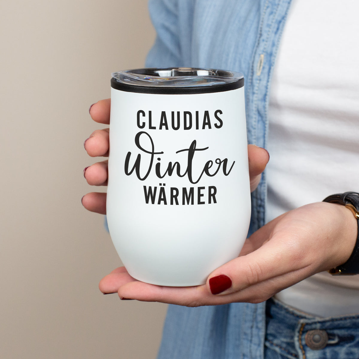 Weißer Thermobecher Winterwärmer mit Name – personalisiertes Weihnachtsgeschenk für Glühweinliebhaber
