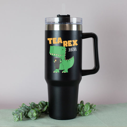 Detailansicht: T-Rex hält einen Becher, darüber der orangene Schriftzug