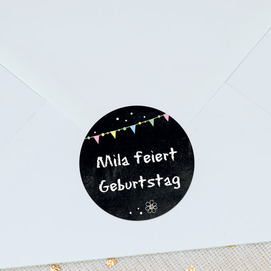 Detailansicht der runden Sticker mit klar lesbarem Text