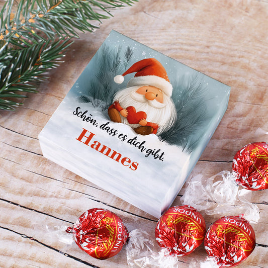 Personalisierte Wichtel-Geschenkbox mit Name „Hannes“ und Lindor-Kugeln auf Holzuntergrund