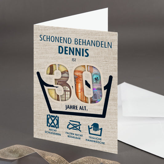 Personalisierbare Geldgeschenk-Karte zum 30. Geburtstag mit Namen Dennis, aufklappbar, mit Euro-Scheinen hinter der Zahl und Wäschesymbolen, daneben weißer Umschlag