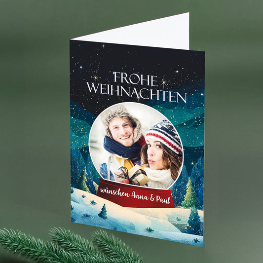 Weihnachtskarte mit rundem Fotoausschnitt in Schneekugel-Optik, winterlicher Sternenhimmel und personalisierter Text darunter.