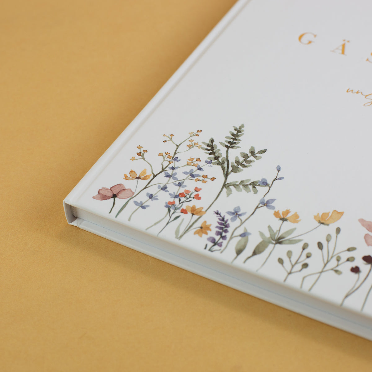 Detailansicht des Gästebuchs Hochzeit mit floraler Illustration und Hardcover-Einband