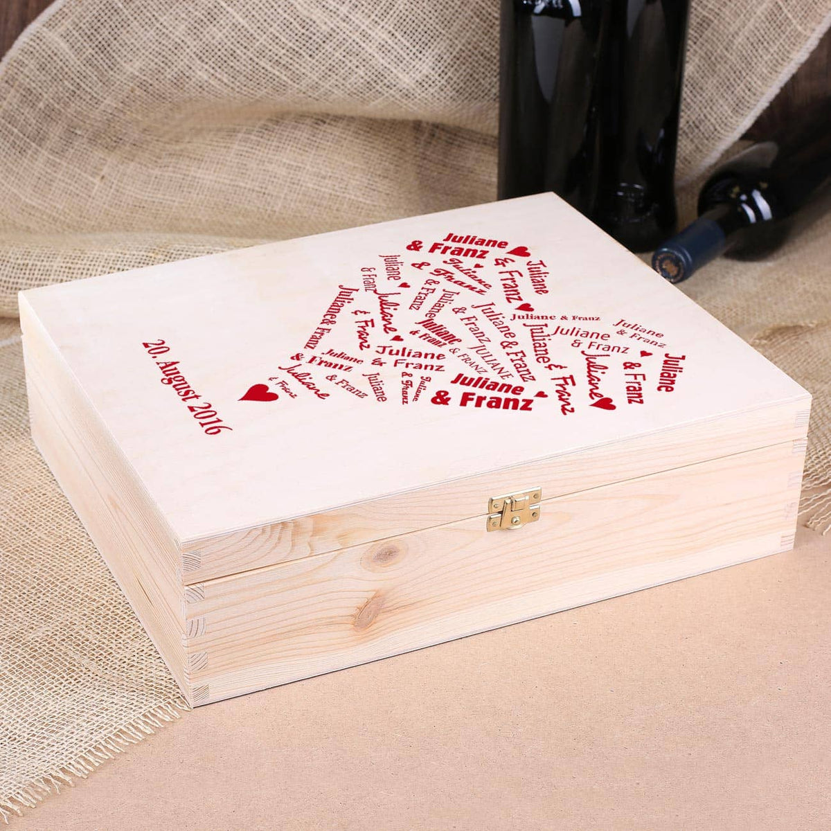 Herz der Liebenden auf Holzbox als Verpackung für Wein