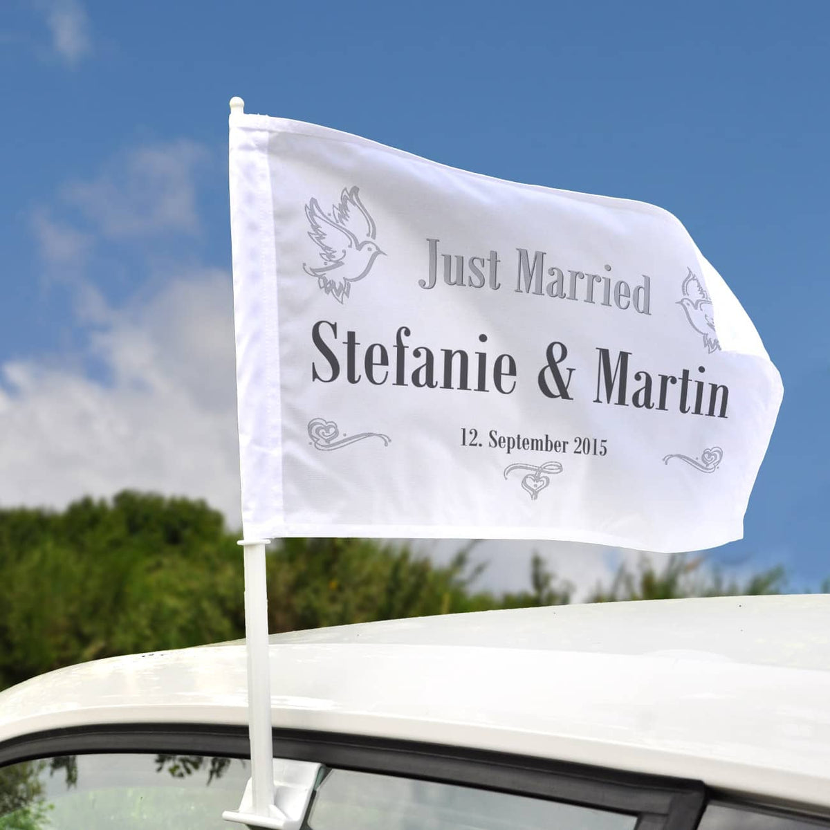 Autoschmuck zur Hochzeit - Just Married Fahne mit Tauben, Namen