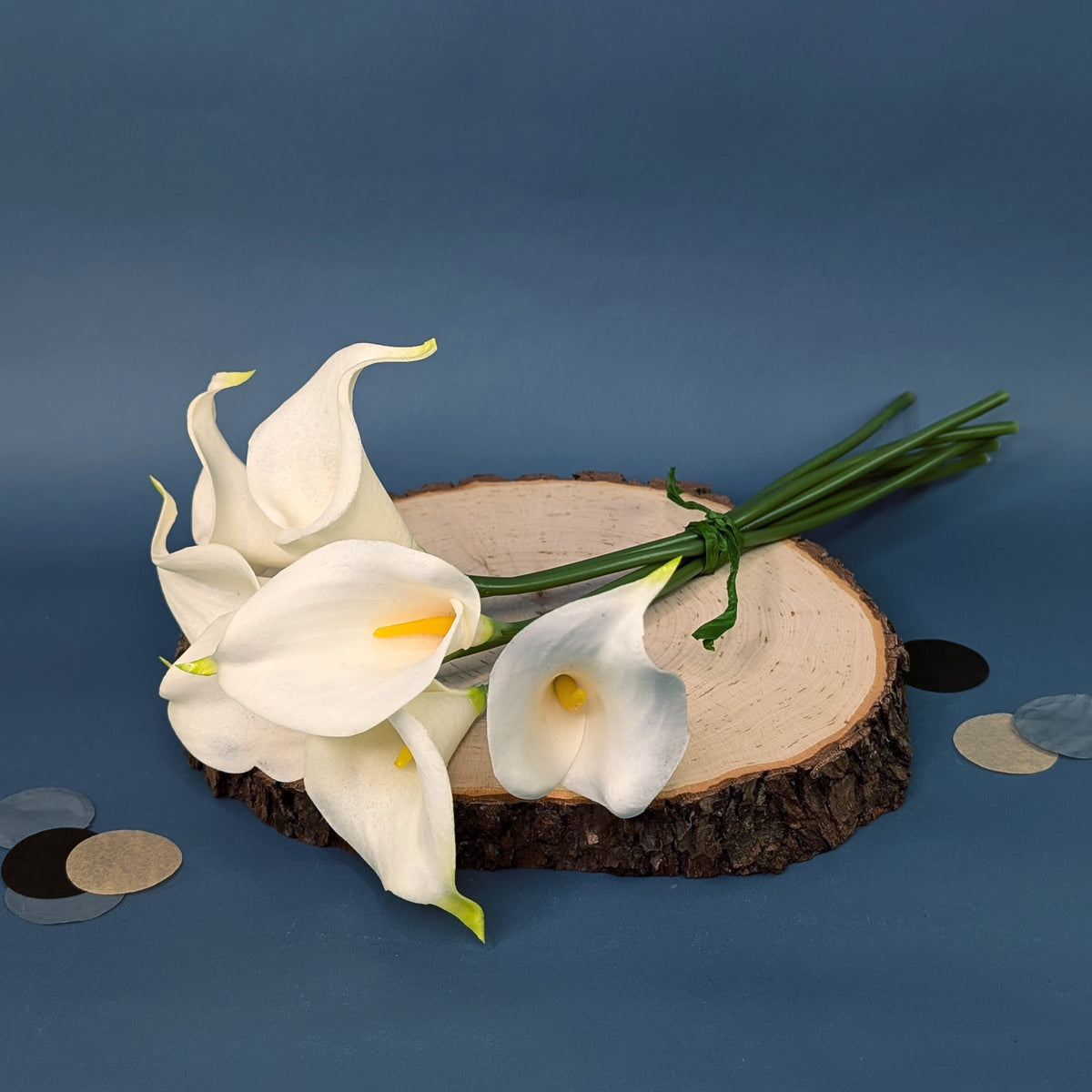 Edler Seidenblumenstrauß mit Calla-Blüten arrangiert auf Deko-Holz