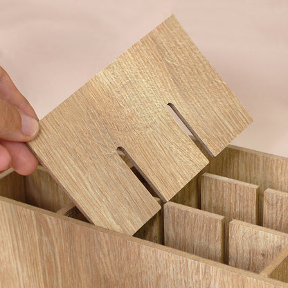 Detailansicht der Fächer und Trennstege im Make-up Organizer aus Holz