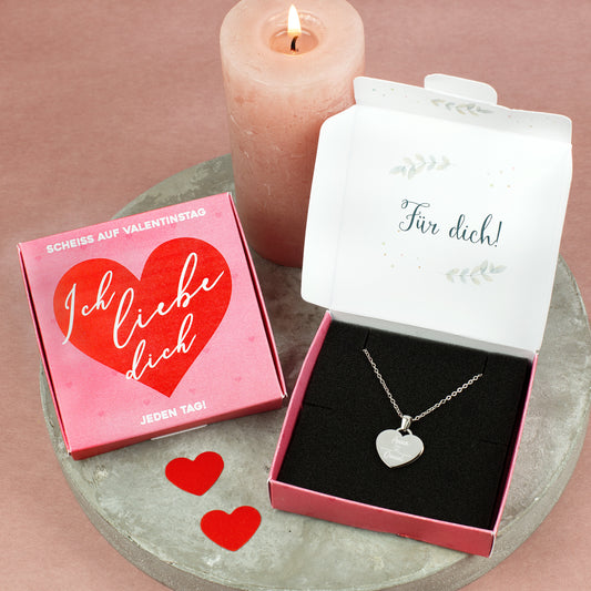 Halskette mit graviertem Herz-Anhänger in Geschenkbox - Scheiß auf Valentinstag ich liebe dich jeden Tag
