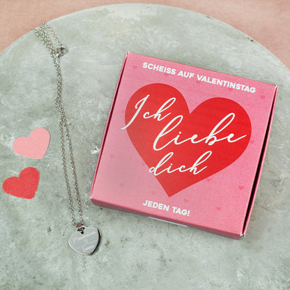 personalisierter Schmuck - Herzkette mit Gravur und Geschenkbox - Scheiß auf Valentinstag ich liebe dich jeden Tag