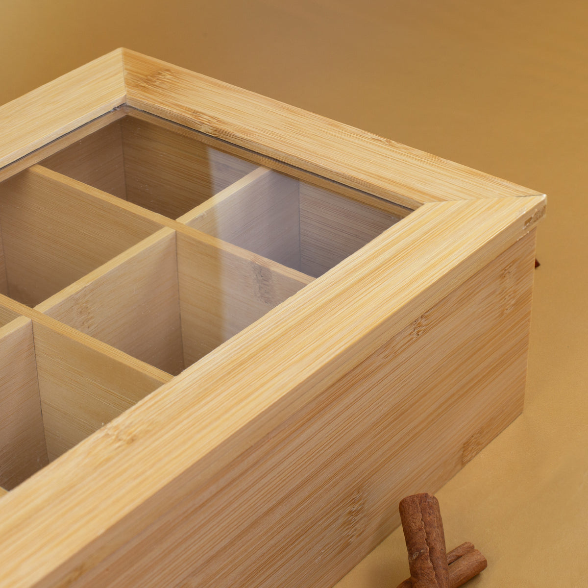 Detailansicht der Bambus Teebox mit transparentem Sichtfenster und natürlicher Holzstruktur