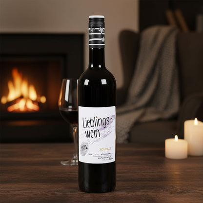 Flasche Lieblingswein Cuvée Rotwein Halbtrocken 0,75 l vor Kamin mit Kerzen – stimmungsvolle Atmosphäre