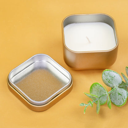 Mini Duftkerze in goldener Metalldose mit weißem Wachs, Deckel und Vanilleduft