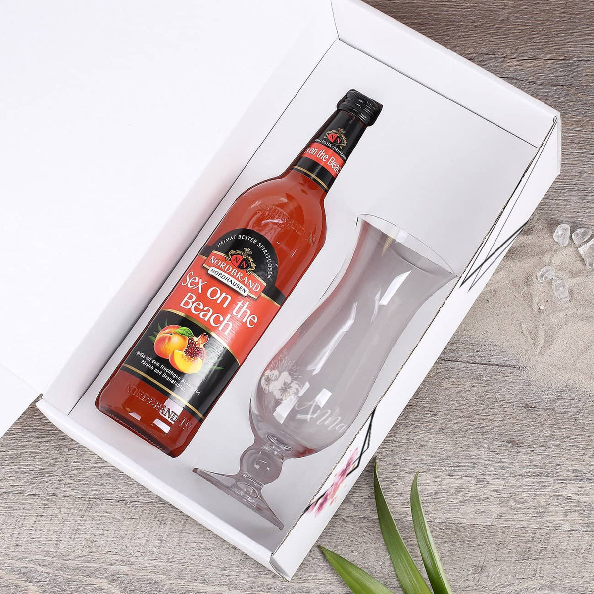 Geschenk-Set mit individuell graviertem Cocktailglas und Likör in passender Verpackung