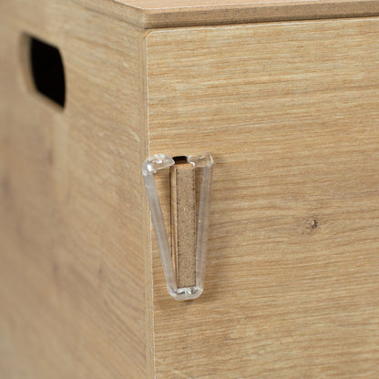 Detailaufnahme des transparenten clipfritz® Steck-Verschlusses an der Seitenwand der Holzbox