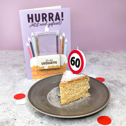Kuchen mit eingesteckter Verkehrszeichen-Kerze – Zahl 60 sichtbar