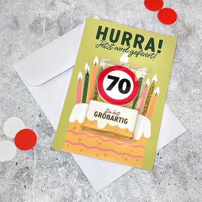 Geburtstagskarte mit Verkehrszeichen-Kerze – Variante „70“ auf hellem Untergrund