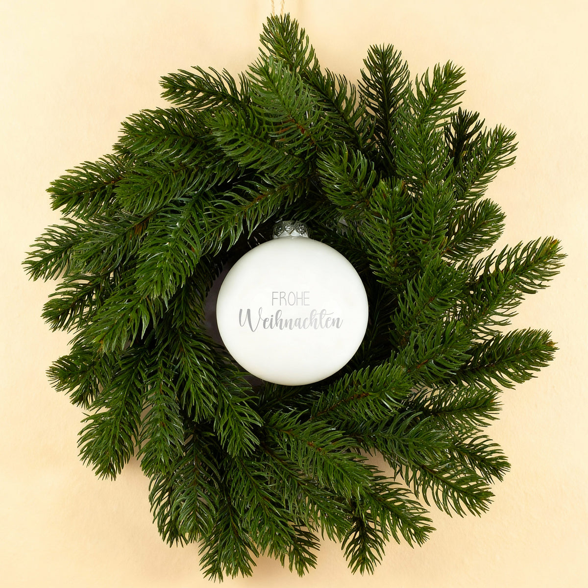 Türkranz & Wandschmuck mit gravierter Kugel 'Frohe Weihnachten' in Rot oder Weiß | Weihnachtsdeko