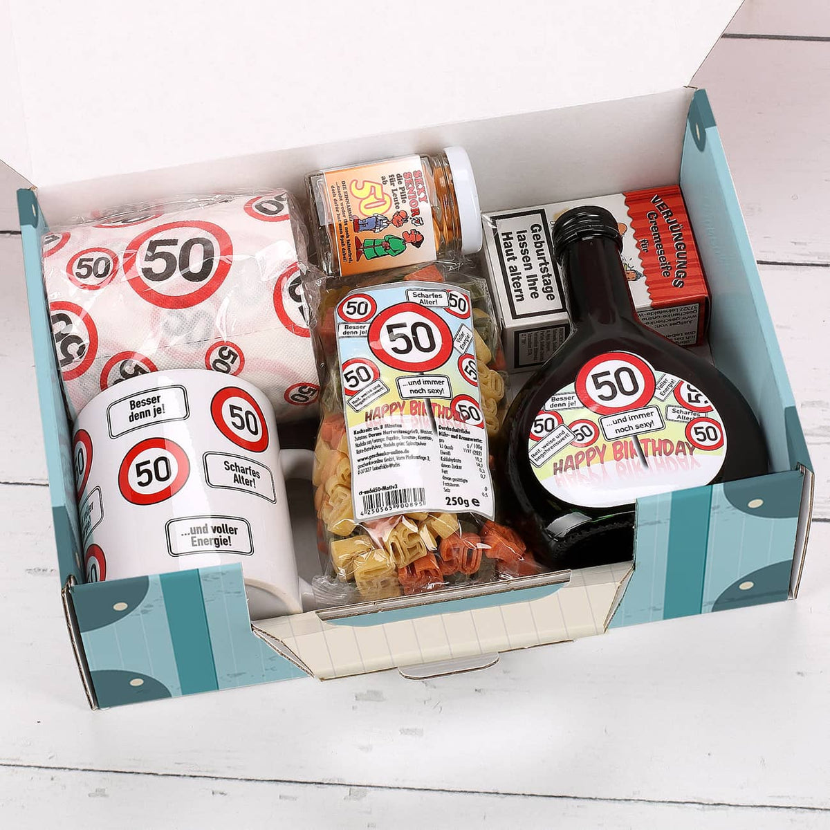 Gefüllter Pappkoffer mit lustigen Geschenken