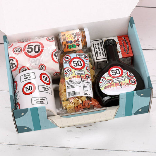 Gefüllter Pappkoffer mit lustigen Geschenken