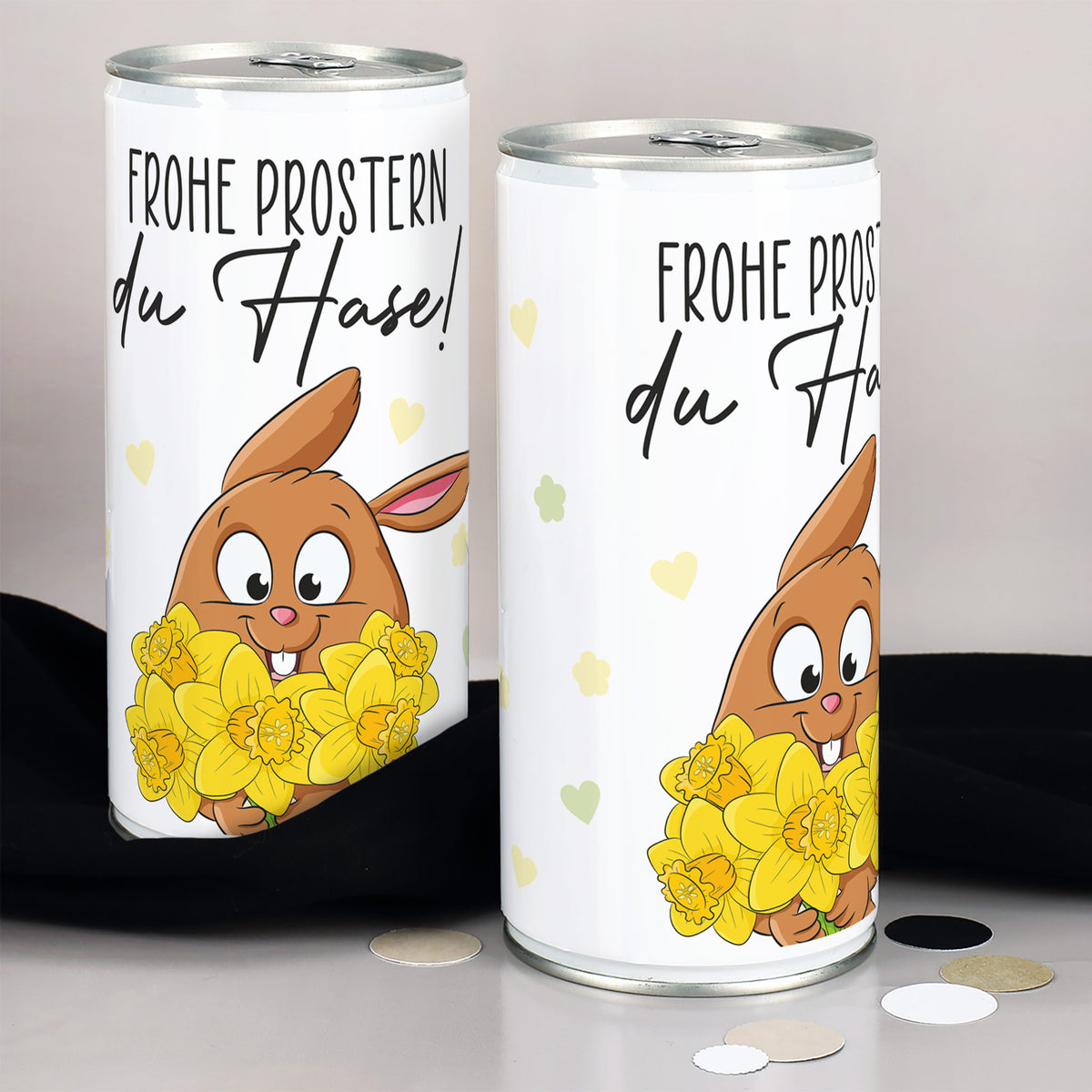 Zwei Bierdosen „Frohe Prostern, du Hase!“ nebeneinander als Ostergeschenk