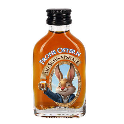 Freigestellte Mini Schnapsflasche mit Kräuterlikör und Osterhasenmotiv „Frohe Ostern Du Schnapshase“