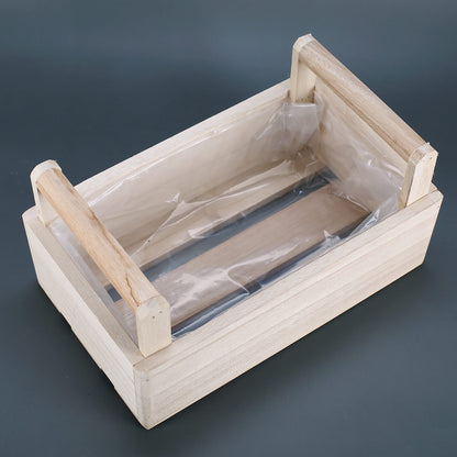Leerer Geschenkkorb aus hellem Holz mit zwei Tragegriffen und transparenter Einlage in Ansicht von oben