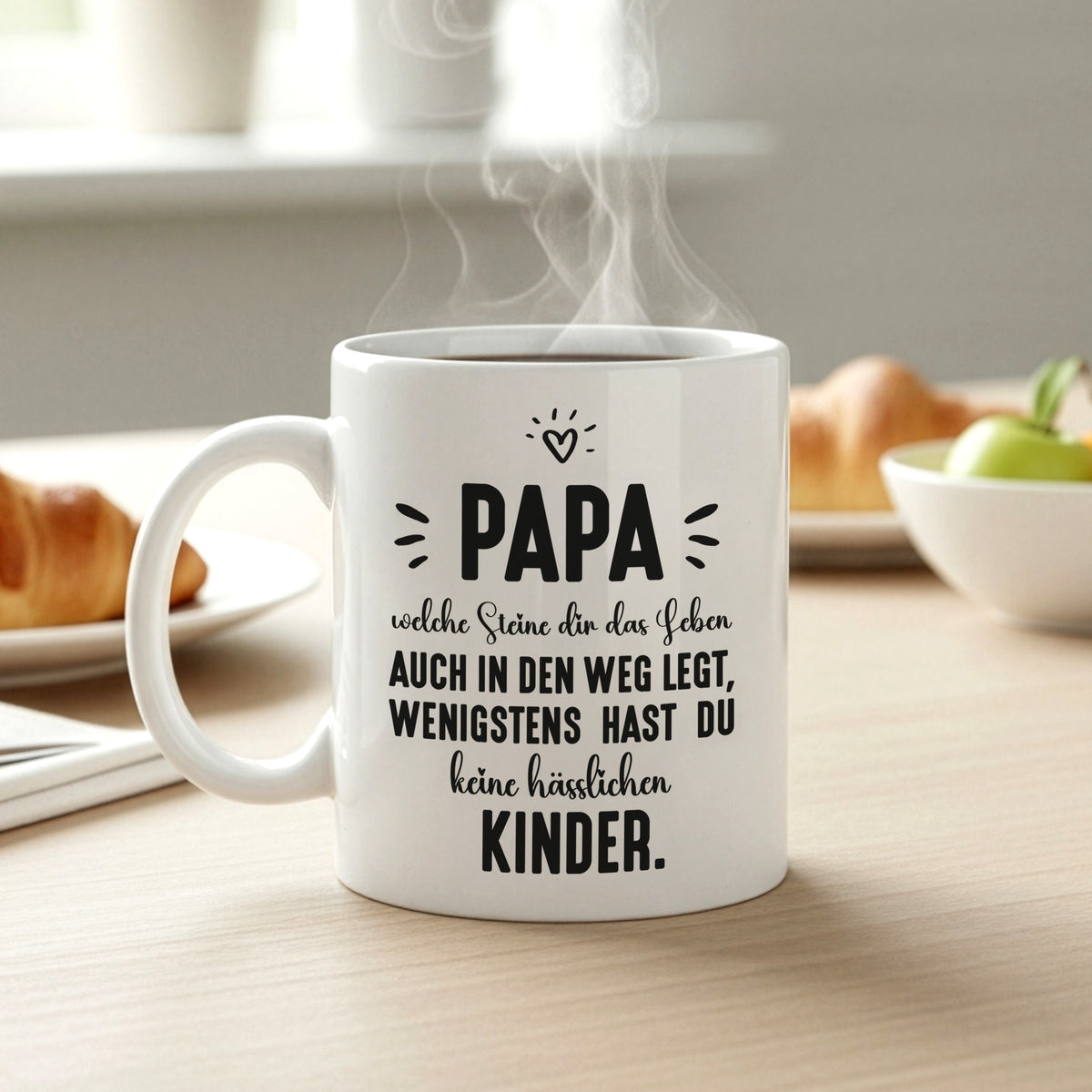 Lustige Vatertags-Tasse mit Spruch für Papa auf Frühstückstisch mit Croissant und Apfel