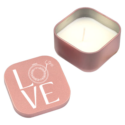 Freigestellte roségoldene Duftkerze mit LOVE Stickmotiv, Stickrahmen und Nadel