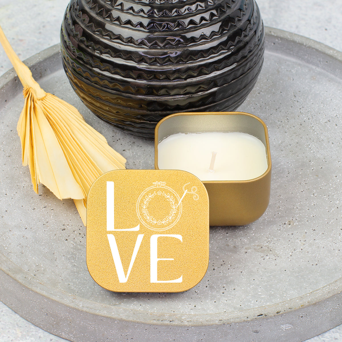 Goldene Duftkerze mit LOVE Stickmotiv, Stickrahmen, Nadel und Faden als Geschenk für Stickfans