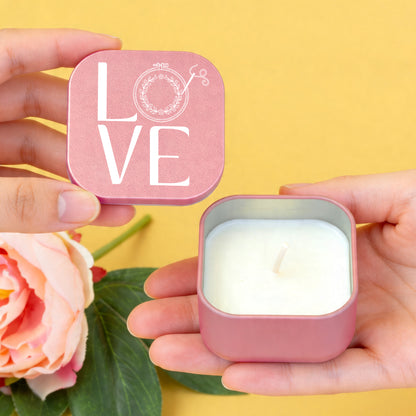 Roségoldene Duftkerze mit LOVE Motiv, Stickrahmen, Nadel und Faden als Geschenk für Stickerinnen