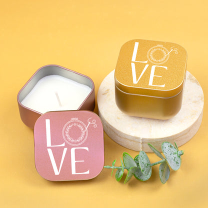Mini Duftkerze in Roségold mit LOVE Stickmotiv in den Händen