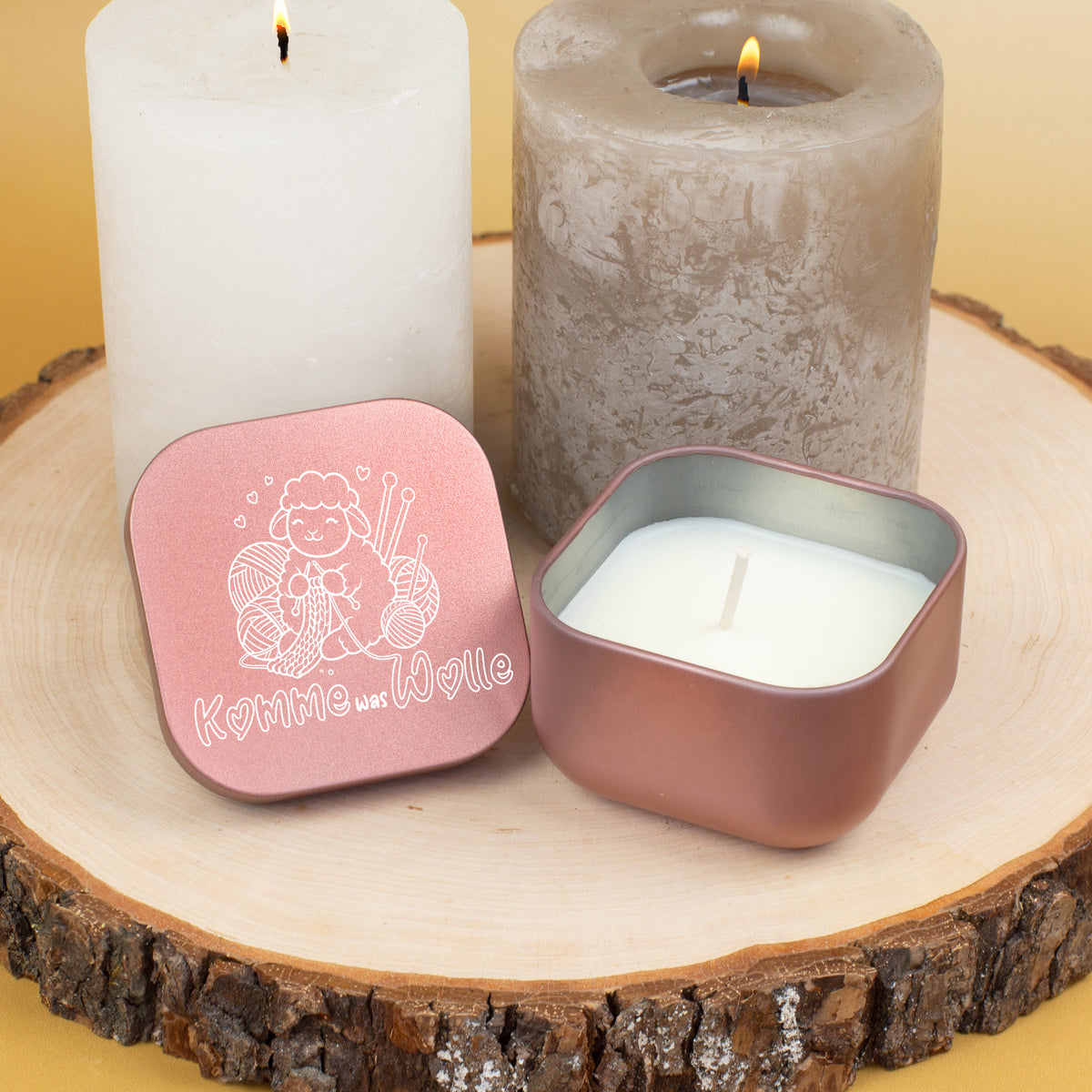 Duftkerze Komme was Wolle in Roségold mit Schaf und Strickmotiv auf Holzdeko
