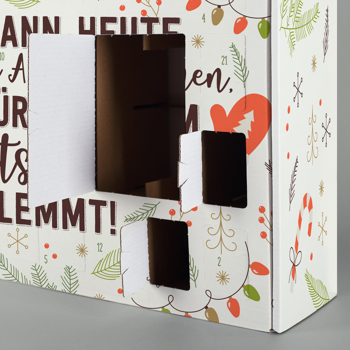 Adventskalender zum Befüllen – geöffnete Türchen mit Blick ins Fach