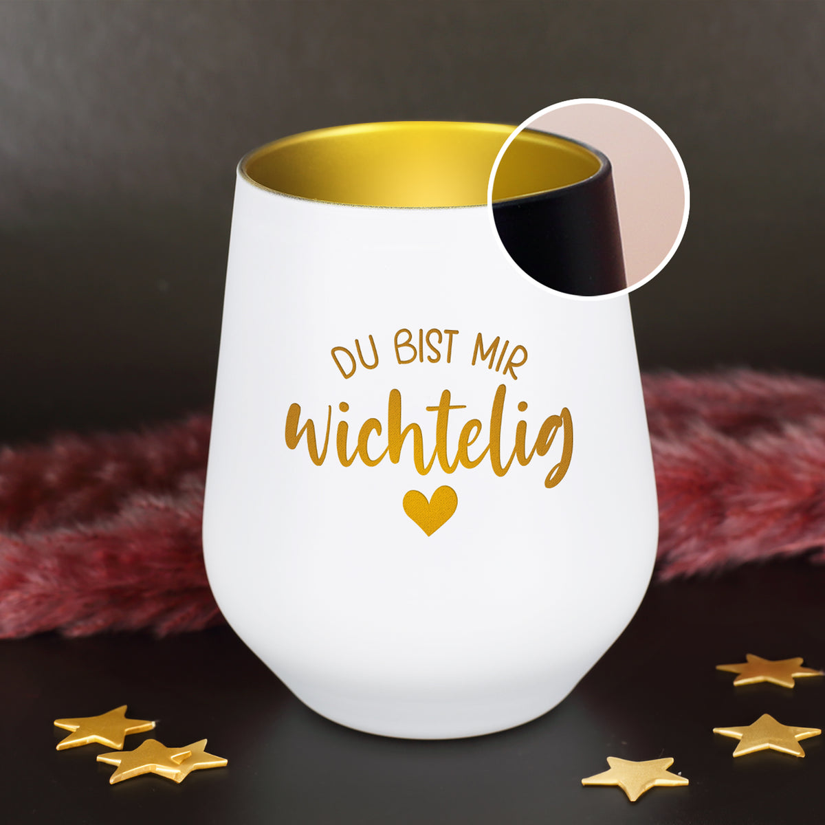 Schwarzes Windlicht mit goldener Innenbeschichtung und der Gravur „Du bist mir wichtelig“ auf dunkler Dekofläche