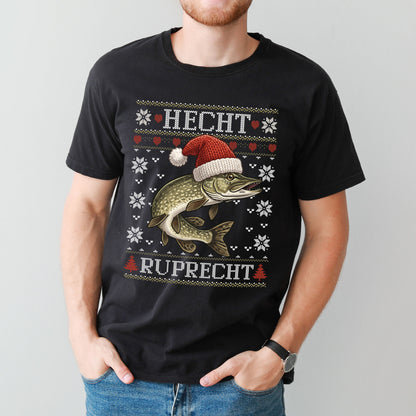 Mann trägt schwarzes Hecht Ruprecht T-Shirt als Weihnachtsgeschenk für Angler