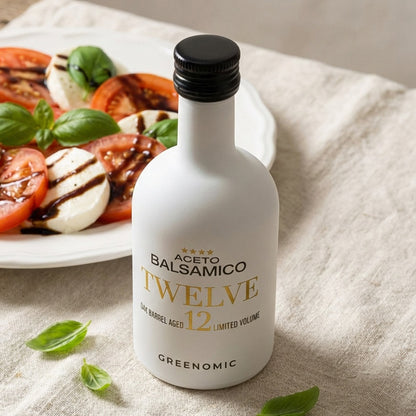 Greenomic Aceto Balsamico Twelve in weißer Designer Keramikflasche neben Tomate Mozzarella