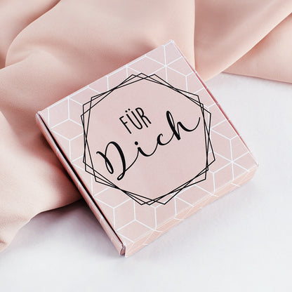 Geschenkbox für gravierte Namenskette mit Herzen