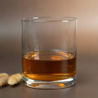 Whisky-Glas von Leonardo mit Trockenblume präsentiert.