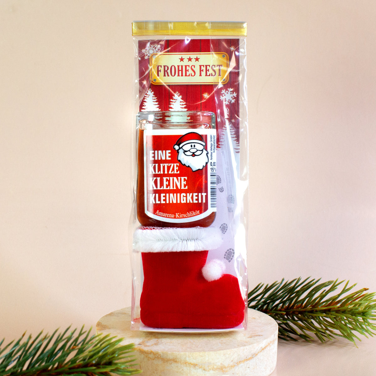 Variante „Eine klitze-kleine Kleinigkeit“ – Amarena-Kirschlikör im Nikolausstiefel mit Weihnachtsverpackung