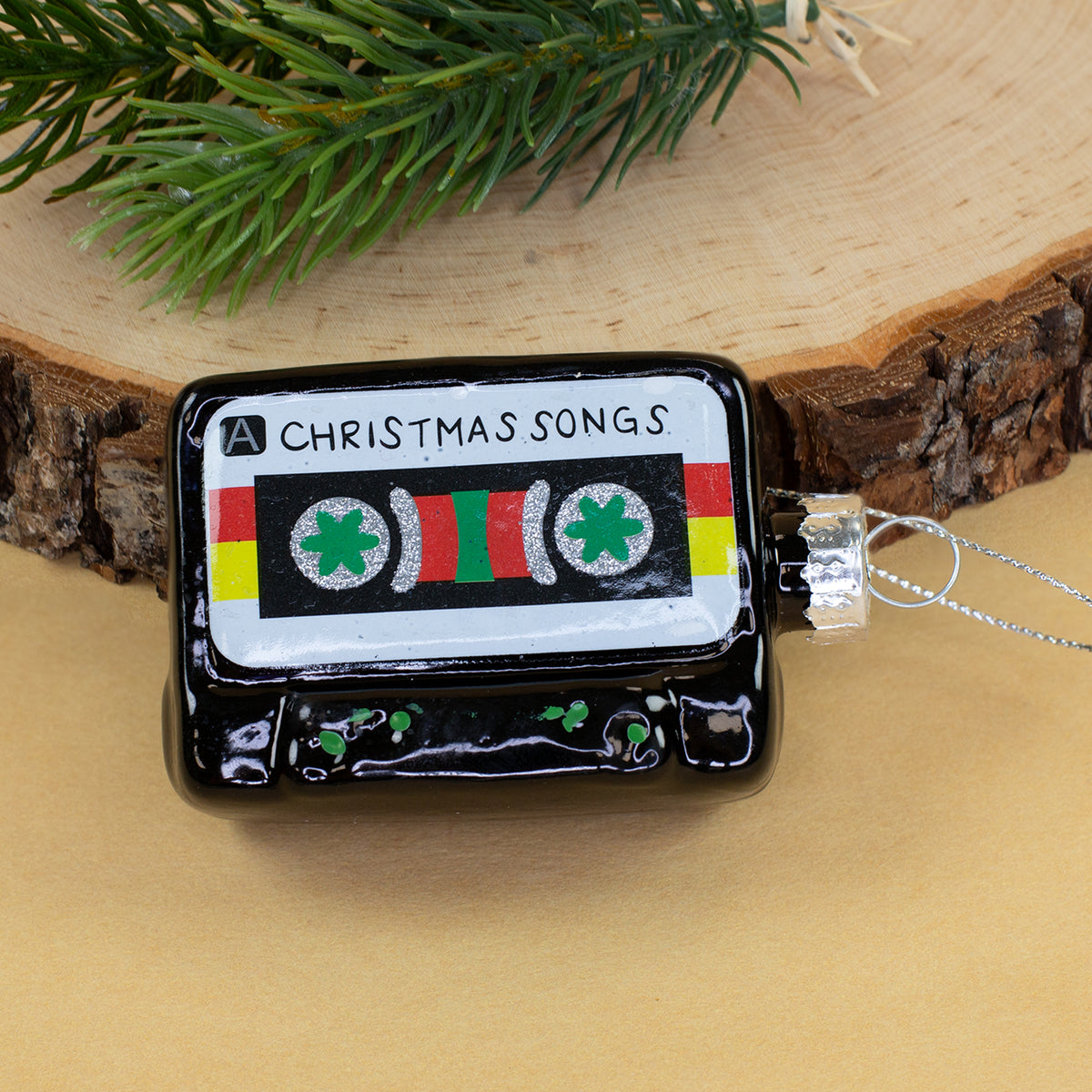 Schwarze Kassette „Christmas Songs“ als Retro Glas Baumschmuck mit Tannenzweig
