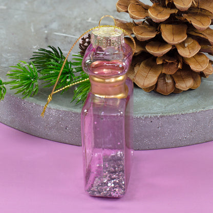 Seitenansicht des rosafarbenen Glas Parfüm Anhängers mit Glitzerdetails und goldfarbener Aufhängung