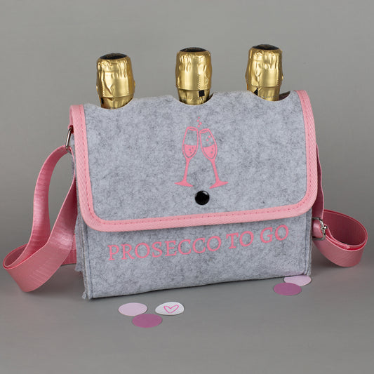 Hellgraue Umhängetasche „Prosecco to go“ mit drei Flaschen und rosa Schultergurt
