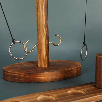 Ringe mit Haken aus Metall auf Holzgestell