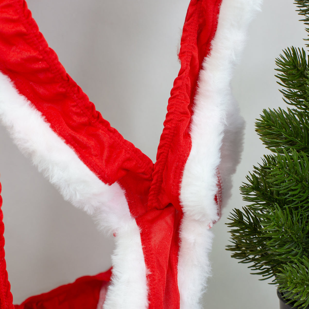 Rückseite des Weihnachts-Mankinis mit weißen Pelzdetails.
